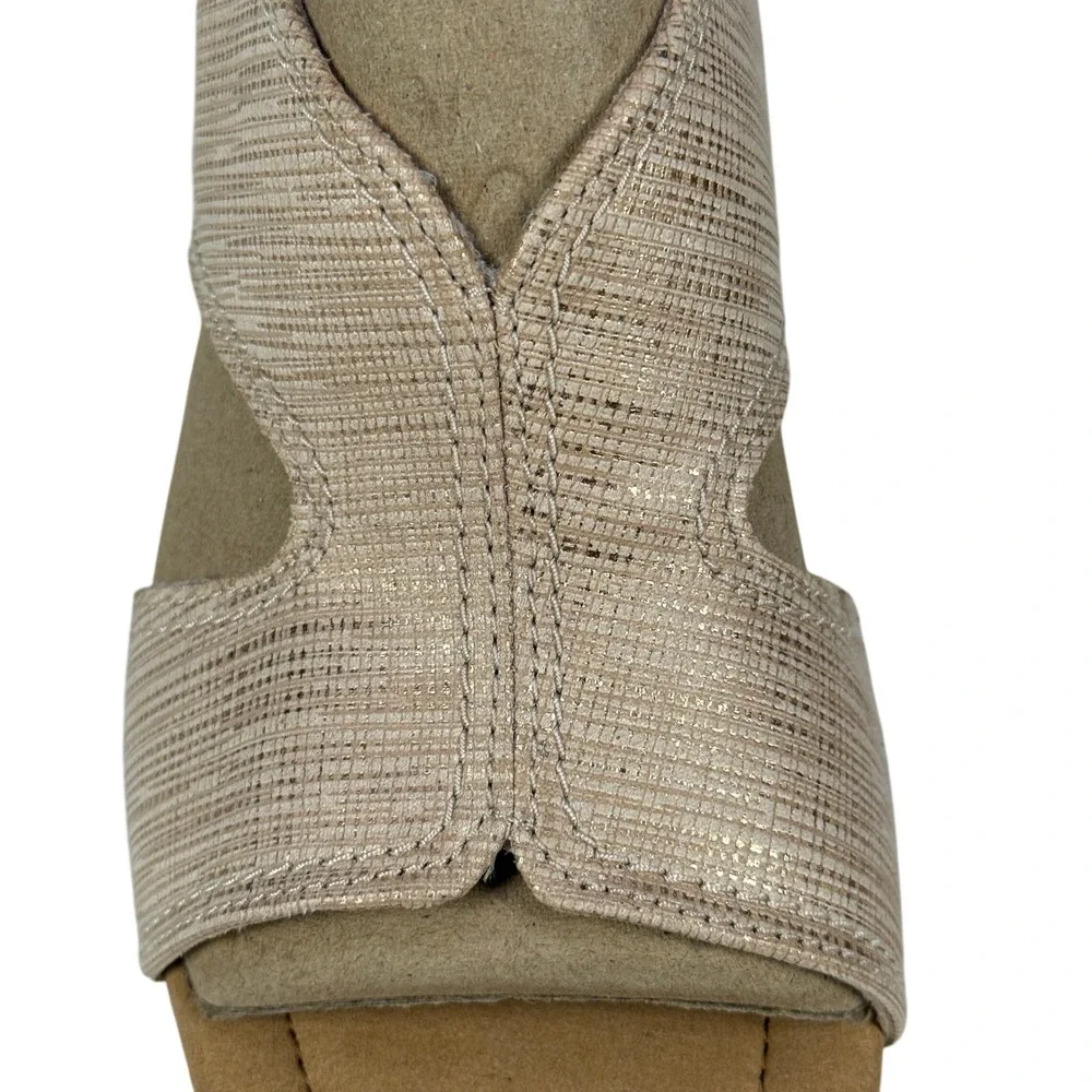 Clarks Kyarra Aster Wedge Sandal Womens 10 Wide Sand Gold Metallic Textile